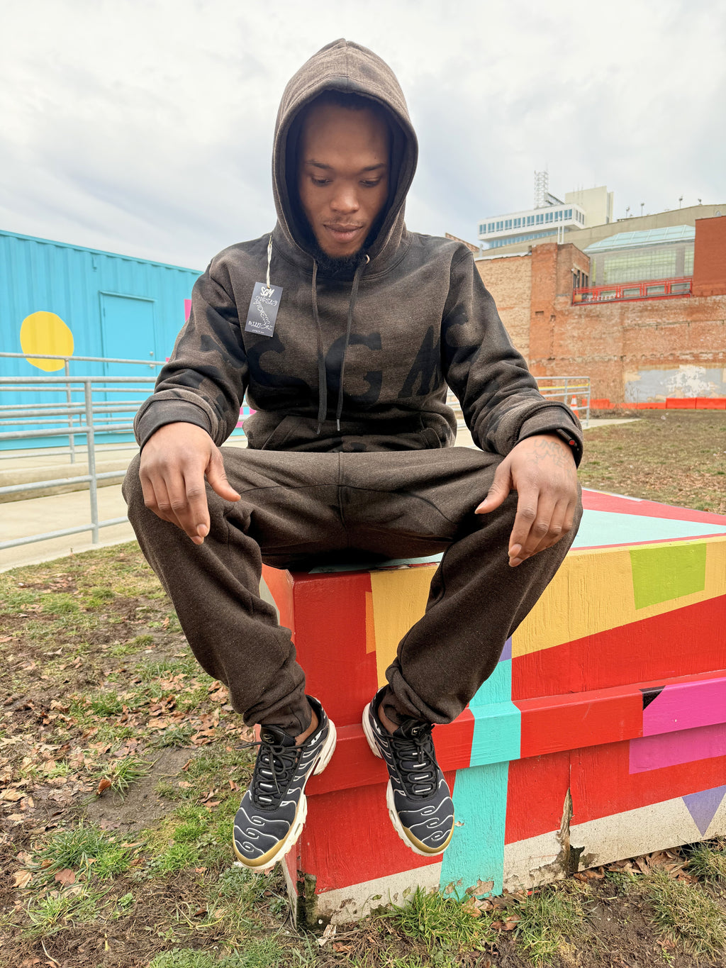 BROWN SGM SWEATSUIT WITH RIPPED